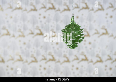 Fotografia di Natale immagine della decorazione di Natale di riagganciare di verde glitter pigna neve su oro glitter renne xmas incarto lo sfondo della carta Foto Stock