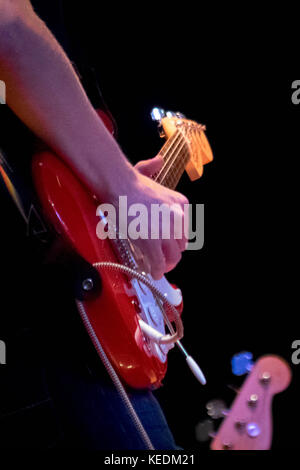 Uomo di suonare una chitarra sul palco Foto Stock