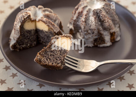 Natale di semi di papavero torta al formaggio. Foto Stock