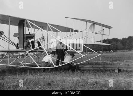 Wilbur ed Orville Wright,charlie taylor mettendo in aereo sulla rampa di lancio,primi voli dell'esercito,fort myer,Virginia, Stati Uniti d'America,Harris & Ewing, luglio 1909 Foto Stock