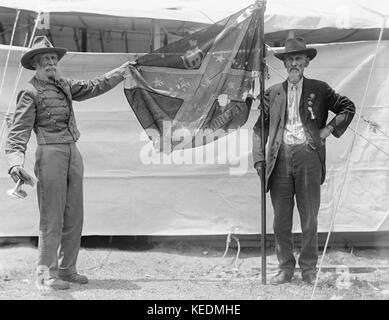 Due anziani reduci confederati holding georgia Bandiera di Battaglia della Guerra civile americana durante la reunion confederato, Washington DC, USA, Harris & Ewing, giugno 1917 Foto Stock
