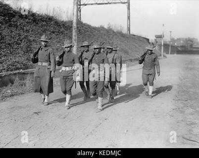 Gruppo di soldati dell'esercito afroamericano che marciano nella formazione, Harris & Ewing, 1917 Foto Stock