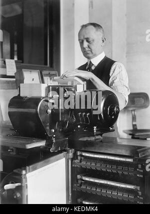 Lavoratore tabulando operativo macchina,Census Bureau,Department of Commerce,Washington dc, Stati Uniti d'America,Harris & ewing,1919 Foto Stock