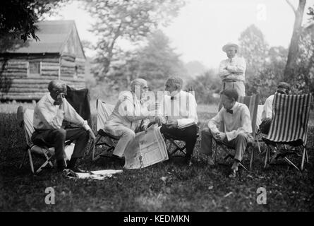 Henry Ford,Thomas Edison,presidente statunitense Warren Harding e harvey firestone,ritratto mentre è seduto al campeggio,maryland,Stati Uniti d'America,Harris & ewing,1921 Foto Stock