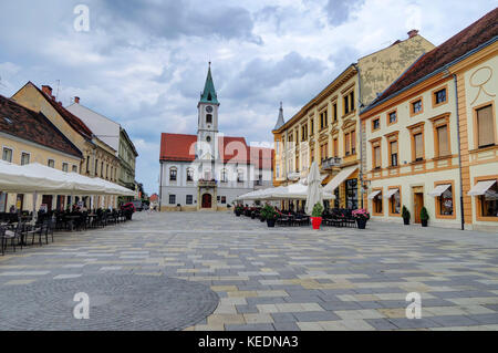 Chiese e molte caffetterie informali linea la storica città vecchia di varazdin, Croazia Foto Stock