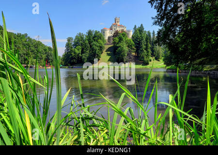 Trakoscan Croazia 28 giugno 2017: il sole splende sulla storica TRAKOSCAN Castello e lago di trakoscan su giugno 28th, 2017, in trakoscan, Croazia. Foto Stock