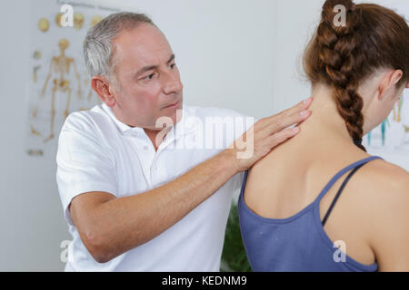 Fisioterapista dando la terapia fisica per pazienti collo Foto Stock
