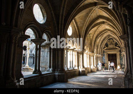 Chiostro gotico della cattedrale di Porto o se do Porto Romano con la Cattedrale Cattolica, Porto, Portogallo Foto Stock