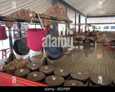 Gamelan strumenti musicali all'interno del kraton in jogjakarta, Giava centrale, Indonesia. Foto Stock
