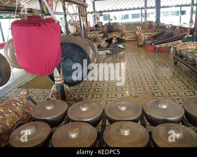 Gamelan strumenti musicali all'interno del kraton in jogjakarta, Giava centrale, Indonesia. Foto Stock