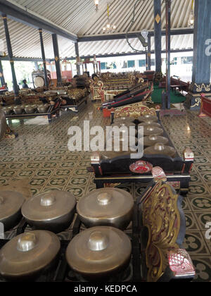 Gamelan strumenti musicali all'interno del kraton in jogjakarta, Giava centrale, Indonesia. Foto Stock