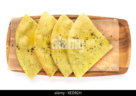 Disco per affettare il pane focaccia su un vassoio in legno isolare Foto Stock