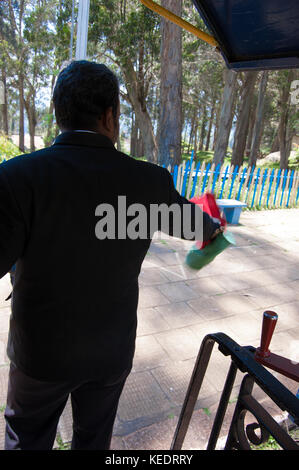 Ooty, Tamil Nadu, India, 22 marzo 2015 : nilgiri ferrovia di montagna. operaio ferroviario, pointsman holding bandiera rossa sulla stazione ferroviaria Foto Stock