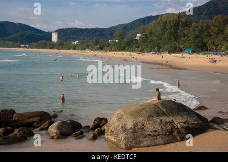 I turisti nuotare e rilassarsi sulla spiaggia di Karon, isola di Phuket, Tailandia Foto Stock