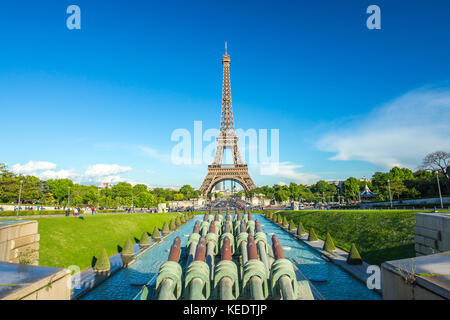 Torre Eiffel visto da Jardins du Trocadero in una soleggiata giornata estiva a Parigi, Francia. Foto Stock