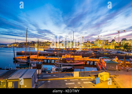 Paesaggio urbano e sullo skyline della città di Oslo in Norvegia durante la notte. Foto Stock