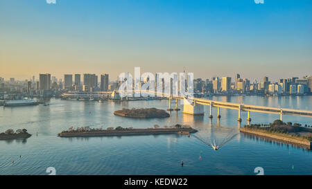 Lo skyline di Tokyo sulla baia di Tokyo in Odaiba in Tokyo, Giappone. Foto Stock