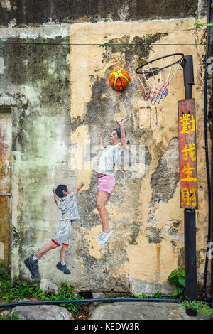 Penang, Malesia - 21 Maggio 2016: La pittura dei bambini giocare a basket a George Town, Penang, Malaysia. Foto Stock