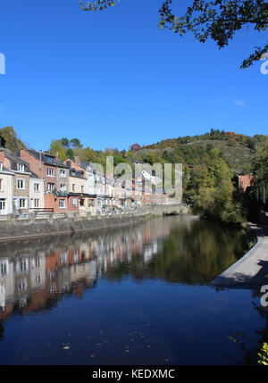 Vista del bel fiume Ourthe che corre attraverso la pittoresca cittadina di La Roche en Ardenne in Vallonia, Belgio. Con copia spazio. Foto Stock