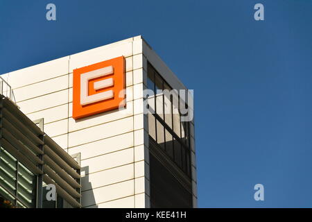 Praga, Repubblica Ceca - 14 ottobre: cez group company logo sul quartier generale il 14 ottobre 2017 a Praga, Repubblica ceca. Foto Stock