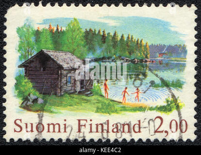 Un francobollo stampato in Finlandia mostra sauna sul lago,circa 1981 Foto Stock