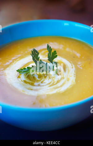 Close up di zuppa di zucca in vaso blu Foto Stock