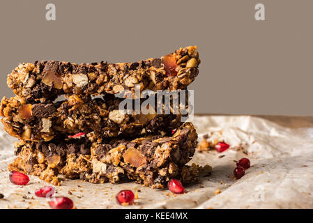 In casa sano muesli bar con cereali, cioccolato e melograno e copyspace Foto Stock