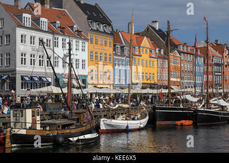 Copenhagen - Danimarca. nyhavn o nuovo porto è un secolo XVII waterfront, canale e al quartiere dei divertimenti da Kongens Nytorv a fronte del porto. Foto Stock