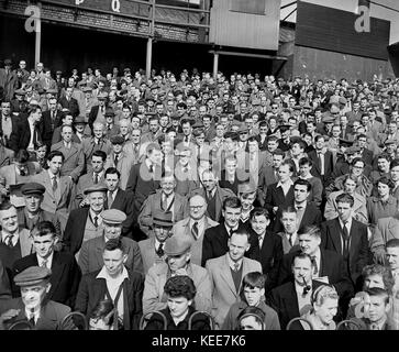 Derby County ventole volti nella folla di presenze all'Osmaston fine della massa di Baseball c1955. Fotografia di Tony Henshaw.Caption locale *** dal vetro originale negativo dalla proprietà negativi originali. Foto Stock