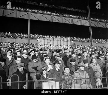 Derby County ventole volti nella folla di presenze all'Osmaston fine della massa di Baseball c1955. Fotografia di Tony Henshaw.Caption locale *** dal vetro originale negativo dalla proprietà negativi originali. Foto Stock