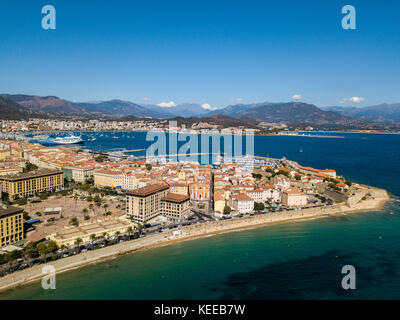 Veduta aerea di Ajaccio, Corsica, Francia. La zona del porto e il centro della città visto dal mare. Barche e case del porto Foto Stock