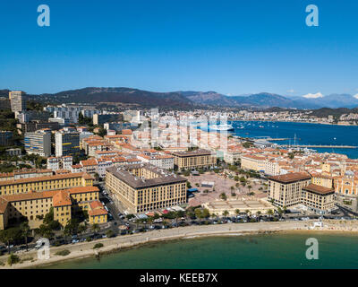 Veduta aerea di Ajaccio, Corsica, Francia. La zona del porto e il centro della città visto dal mare. Barche e case del porto Foto Stock