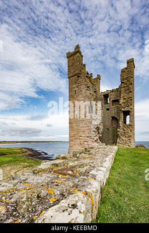 Il castello di Dunstanburgh sulla costa Northumbrian, England, Regno Unito Foto Stock