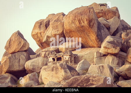 Vecchio tempio tra pietre in hampi, Karnataka, India. colore vintage filtro applicato Foto Stock