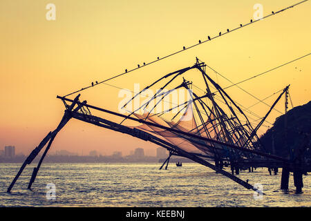 Le reti da pesca cinesi a sunrise in cochin (fort kochi), Kerala, India Foto Stock