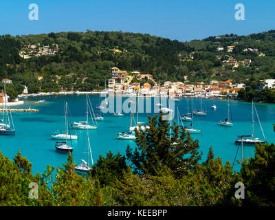 Yacht al di ancoraggio nella graziosa e popolare Lakka Bay, Paxos, Grecia Foto Stock