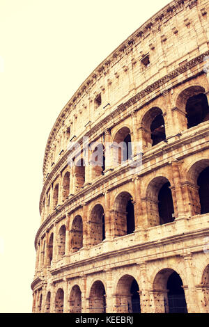 Colosseo a Roma, Italia. isolato su bianco Foto Stock