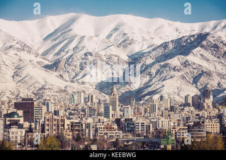 Inverno tehran vista con una coperta di neve alborz montagne sullo sfondo Foto Stock