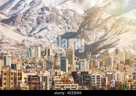 Inverno tehran vista con una coperta di neve alborz montagne sullo sfondo Foto Stock