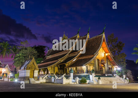 Wat Xieng Thong tempio di notte a Luang Prabang, Laos Foto Stock