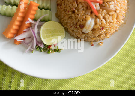 Mescolare il riso fritto con gamberetti e gamberi verdure miste. cibo tailandese. deliziosa cucina casalinga. Foto Stock
