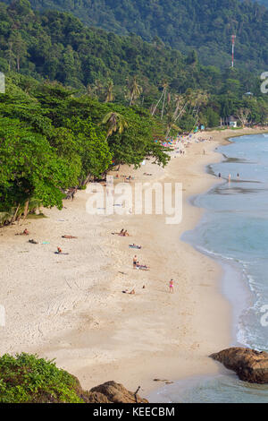 Spiaggia solitaria su Koh Chang island durante il tramonto in Thailandia Foto Stock