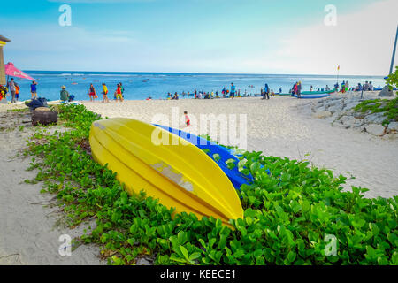 Bali, Indonesia - 11 marzo 2017: una bella giornata di sole con due barche oltre a piante in una sabbia bianca, nella spiaggia di Pantai pandawa, nell isola di Bali, Indonesia Foto Stock