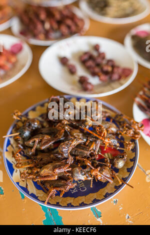 Fritti di polli su bastoni in Myanmar. birmano spuntini tradizionali Foto Stock