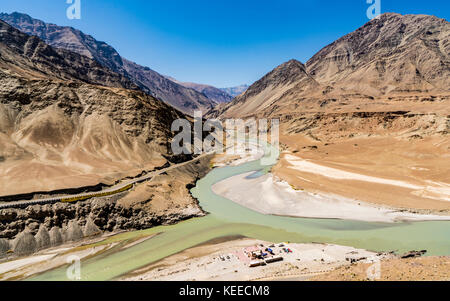 Una vista del fiume Indo in Ladakh, India Foto Stock