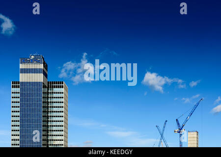 CIS Tower a Manchester con gru e un profondo cielo blu, REGNO UNITO Foto Stock