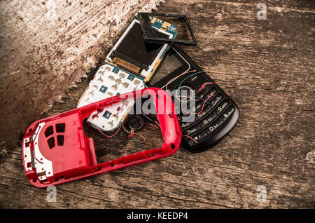 Quito, Ecuador, luglio 10, 2017: close up di prima generazione cellulare mobile su sfondo di legno Foto Stock