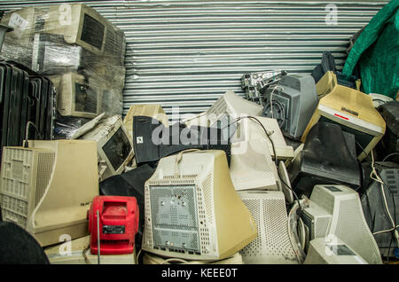 Quito, Ecuador, luglio 10, 2017: close up di cernita di parti di un computer per il riciclaggio elettronico Foto Stock