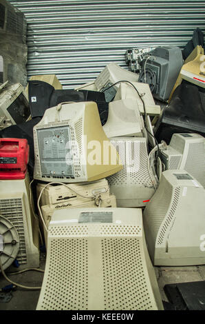 Quito, Ecuador, luglio 10, 2017: close up di cernita di parti di un computer per il riciclaggio elettronico Foto Stock