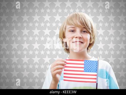 Composito Digitale del ragazzo contro uno sfondo grigio con bandiera americana e stelle Foto Stock